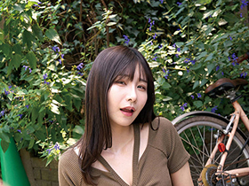 街中リモバイ！！「１０分耐えられたら謝礼あげます」とお願いしたら恥ずかしい散歩に興奮しちゃってパン染みダラダラ垂らして発情！我慢できずに即チン求めて…　サンプル画像09